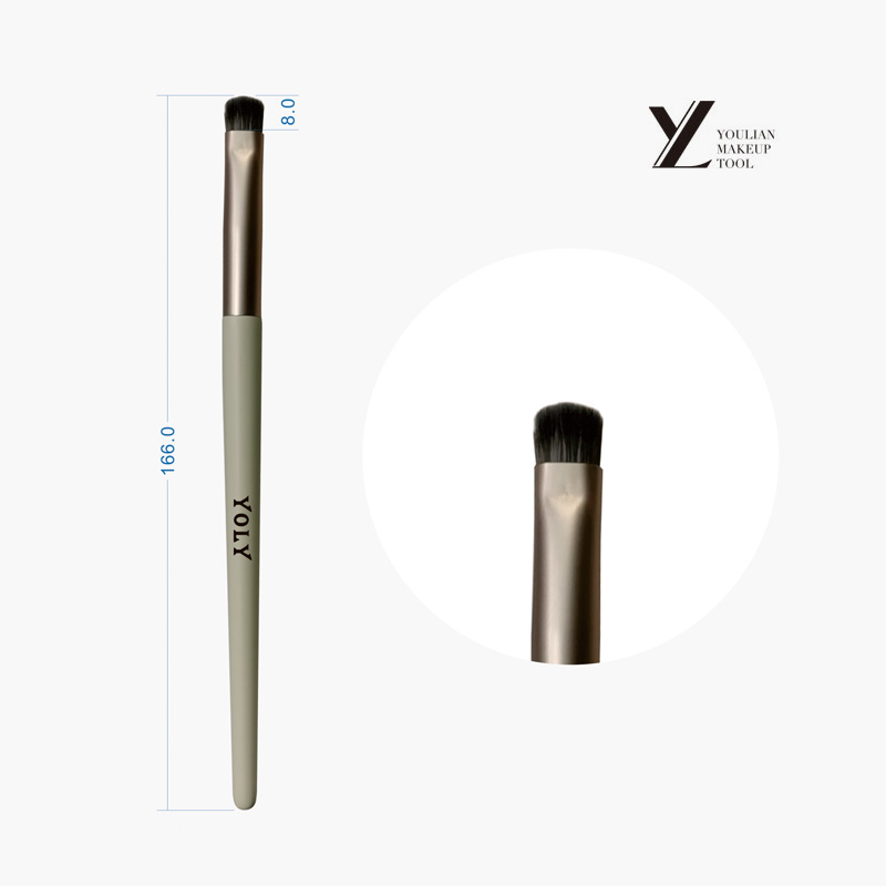 Как следует очищать кисть для подводки для глаз после использования?